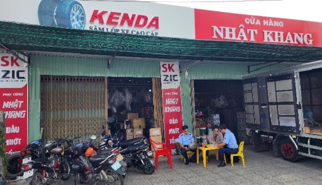 Lực lượng Đội QLTT số 5 kiểm tra tại hộ kinh doanh N.K. Ảnh: Trần Minh Chiến