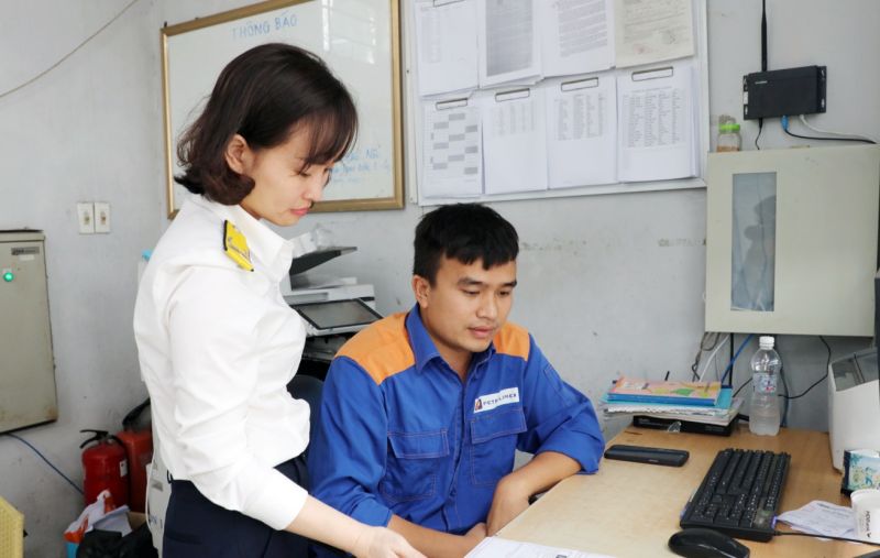 Cán bộ Cục Thuế tỉnh hướng dẫn thực hiện xuất hóa đơn cho từng lần bán lẻ xăng dầu tại cửa hàng của Petrolimex chi nhánh Bắc Ninh.