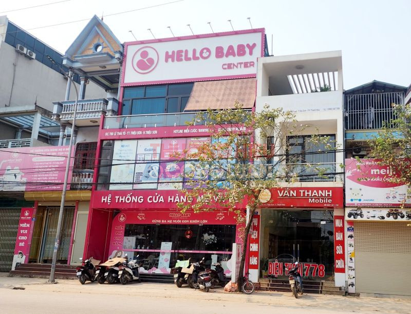 Cửa hàng của hệ thống Hello Baby có địa chỉ tại 780 Lê Thái Tổ, TT Triệu Sơn (địa chỉ này nằm trên trục đường của trung tâm huyện, rất gần với các cơ quan ban ngành, gần UBND huyện cũng như đội Quản lý thị trường)
