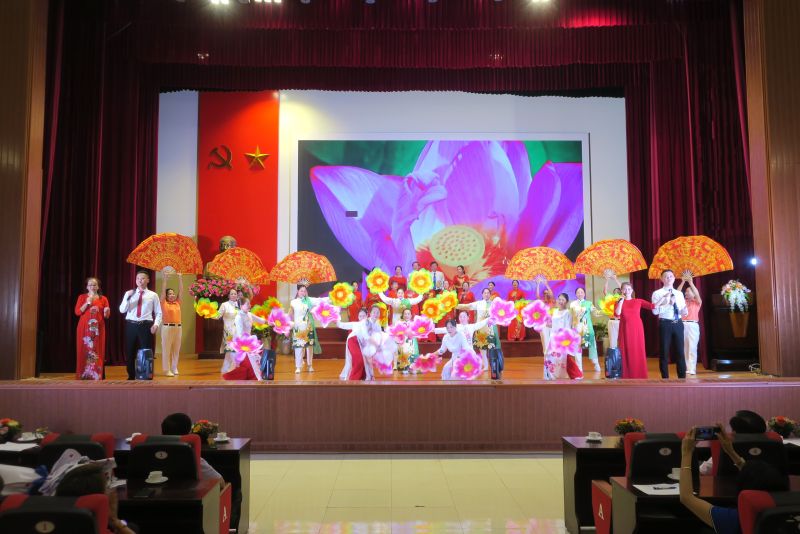 Ban Tổ chức trao giải Nhất Phong trào cho 3 phường Hòa Nghĩa, Hải Thành, Tân Thành