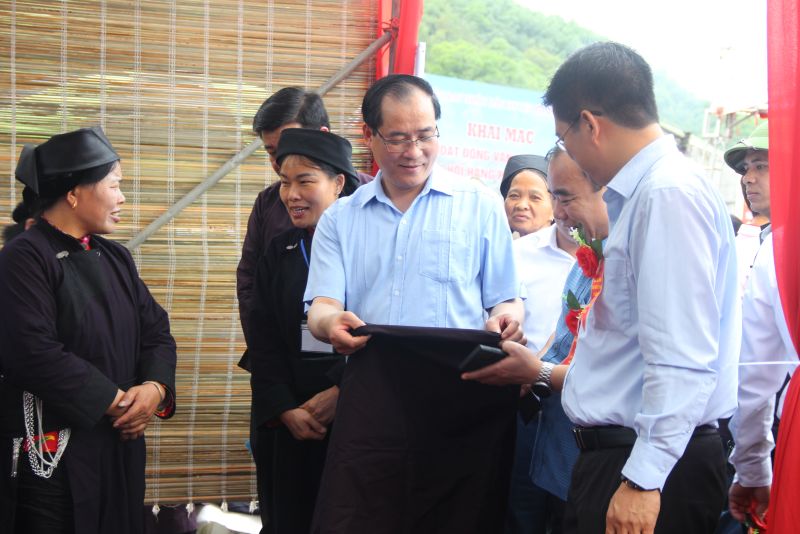 Phó Chủ tịch Thường trực UBND tỉnh Lạng Sơn Dương Xuân Huyên cùng các đại biểu tham quan gian trình diễn làm trang phục truyền thống của các thợ thủ công, nghệ nhân