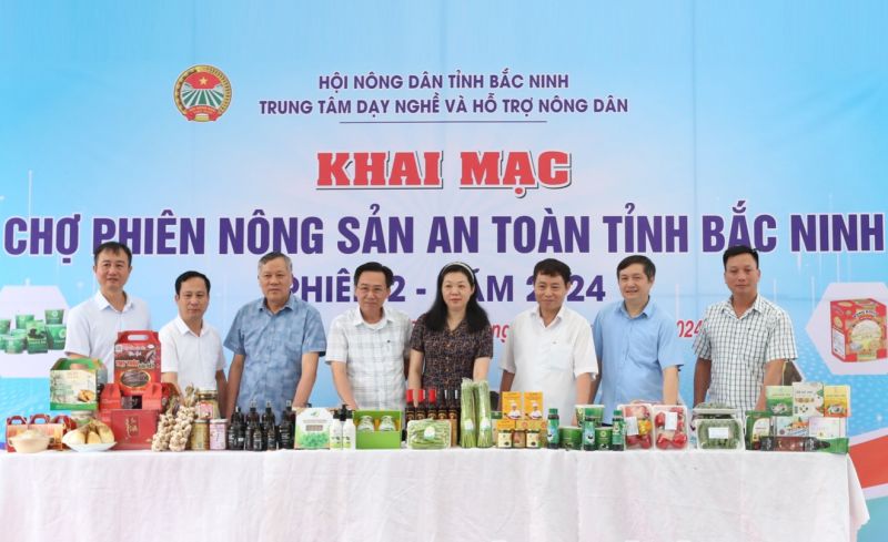 Các đồng chí lãnh đạo bấm nút khai mạc Chợ phiên nông sản an toàn tỉnh Bắc Ninh - phiên 2 năm 2024.