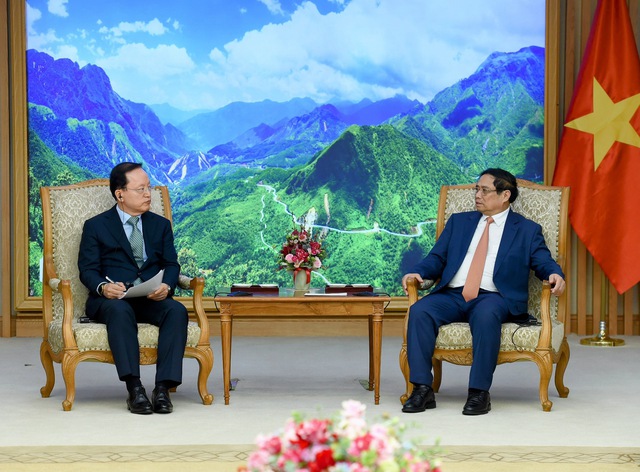 Thủ tướng mong muốn Samsung tiếp tục hỗ trợ Việt Nam nâng cao năng lực doanh nghiệp để có thể tham gia có hiệu quả hơn chuỗi cung ứng của Tập đoàn - Ảnh: VGP/Nhật Bắc