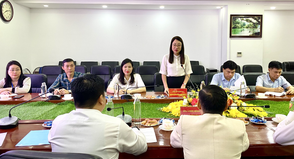 Bà Châu Hoài Thu, Phó Giám đốc Sở GD&ĐT Quảng Ninh, trao đổi thông tin với Đoàn công tác Sở GD&TT tỉnh Champasak (Lào).