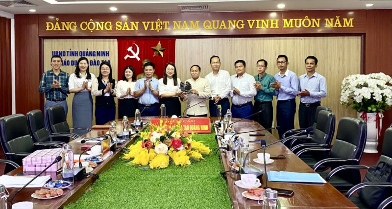 Lãnh đạo Sở GD&ĐT Quảng Ninh tặng quà lưu niệm cho Đoàn công tác Sở GD&TT tỉnh Champasak (Lào).