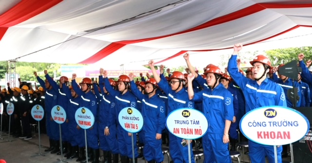 Công nhân lao động dự lễ phát động cùng hô khẩu hiệu “An toàn”, thể hiện quyết tâm giữ vững công tác an toàn trong sản xuất