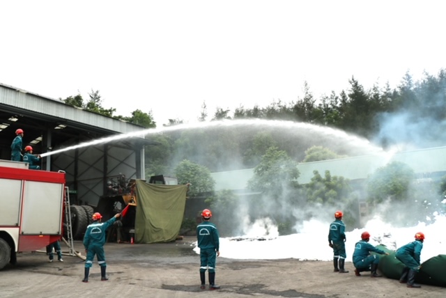 Trung tâm An toàn mỏ và các lực lượng, phương tiện của Trung tâm Cấp cứu mỏ trình diễn cháy nổ khí mêtan, bụi than trong hầm lò và diễn tập phòng cháy chữa cháy