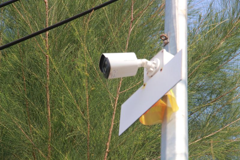 Các mắt camera an ninh được lắp đặt khắp xóm, làng