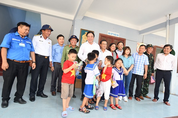Ông Nguyễn Khắc Toàn- Phó Bí thư thường trực Tỉnh ủy, Chủ tịch HĐND tỉnh thăm trường học và tặng quà trẻ em đảo Song Tử Tây