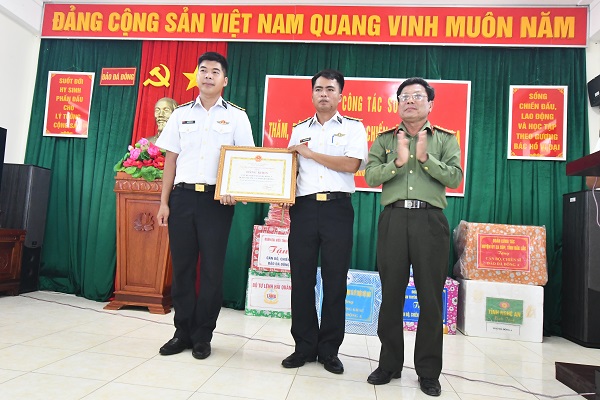 Đại tá Nguyễn Văn Ngàn- Phó Giám đốc Công an tỉnh, thừa ủy quyền của Chủ tịch UBND tỉnh, tặng bằng khen của UBND tỉnh cho cán bộ chiến sĩ đảo Đá Dông A