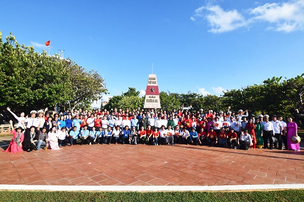 Đoàn công tác chụp lưu niệm tại Bia chủ quyền đảo Trường Sa