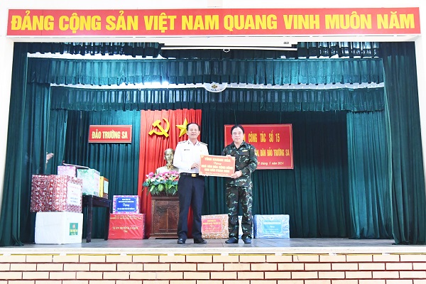 Ông Nguyễn Khắc Toàn- Phó Bí thư thường trực Tỉnh ủy, Chủ tịch HĐND tỉnh, thay mặt tỉnh Khánh Hòa tặng Nhà văn hóa cộng đồng cho đảo Phan Vinh