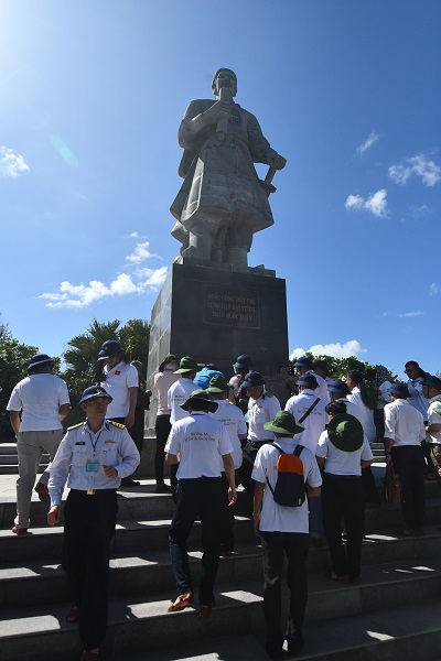 Đoàn dâng hương tượng đài Hưng Đạo Đại Vương Trần Quốc Tuấn tại đảo Song Tử Tây