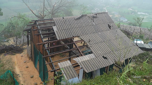 Ngôi nhà bị ảnh hưởng, hư hỏng do dông lốc và mưa đá