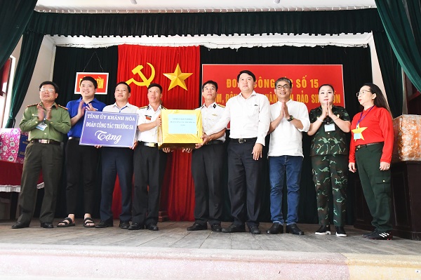 Ông Lương Đức Hải- Ủy viên BTV Tỉnh ủy, Trương Ban Nội chính Tỉnh ủy, cùng một số vị đại diện đoàn công tác Khánh Hòa tặng quà đảo Song Tử Tây