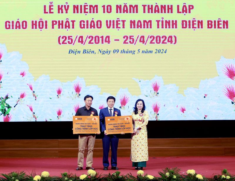Bà Ngô Thu Hà – Tổng Giám đốc SHB trao tặng 02 công trình lớp học tại các trường phổ thông dân tộc bán trú tiểu học xã Sín Chải và xã Phình Giàng, tỉnh Điện Biên