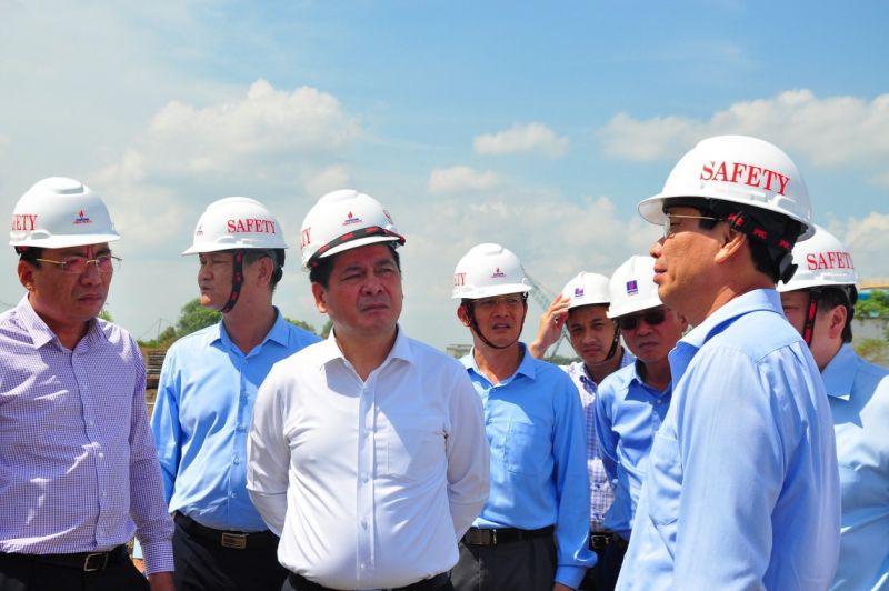 Bộ trưởng Nguyễn Hồng Diên kiểm tra tiến độ thi công Dự án Nhà máy Nhiệt điện Nhơn Trạch 3, 4. Ảnh: MOIT