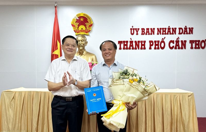 Ông Dương Tấn Hiển, Ủy viên Ban Thường vụ Thành ủy, Phó Chủ tịch Thường trực UBND TP Cần Thơ trao quyết định cho ông Huỳnh Phú Hiệp.