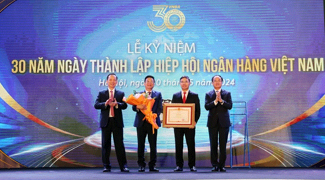 Hiệp hội Ngân hàng Việt Nam vinh dự đón nhận Bằng khen của Thủ tướng Chính phủ. (Ảnh: Vietnam+)