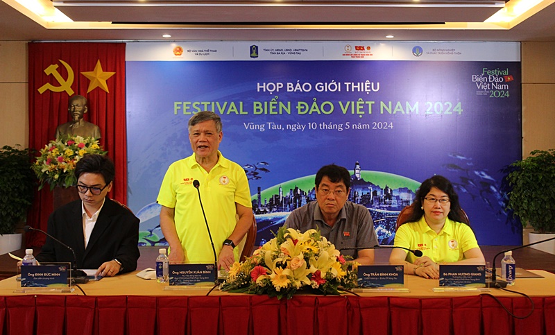 Ông Trần Đình Khoa, Ủy viên BTV Tỉnh ủy, Bí thư Thành ủy Vũng Tàu (thứ hai bên phải) cùng đại diện đơn vị tổ chức sự kiện chủ trì họp báo