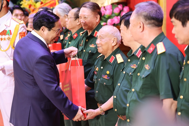 Thủ tướng tặng quà Hội Truyền thống Trường Sơn-Đường Hồ Chí Minh Việt Nam - Ảnh: VGP/Nhật Bắc