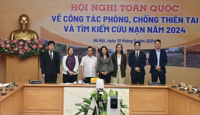 Phó Thủ tướng Trần Lưu Quang cùng các đại biểu chụp ảnh lưu niệm tại Hội nghị - Ảnh: VGP/Hải Minh