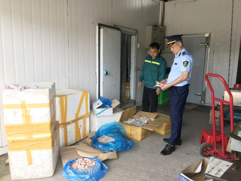 Quảng Ninh: Phát hiện, buộc tiêu hủy lượng lớn thực phẩm không rõ nguồn gốc xuất xứ