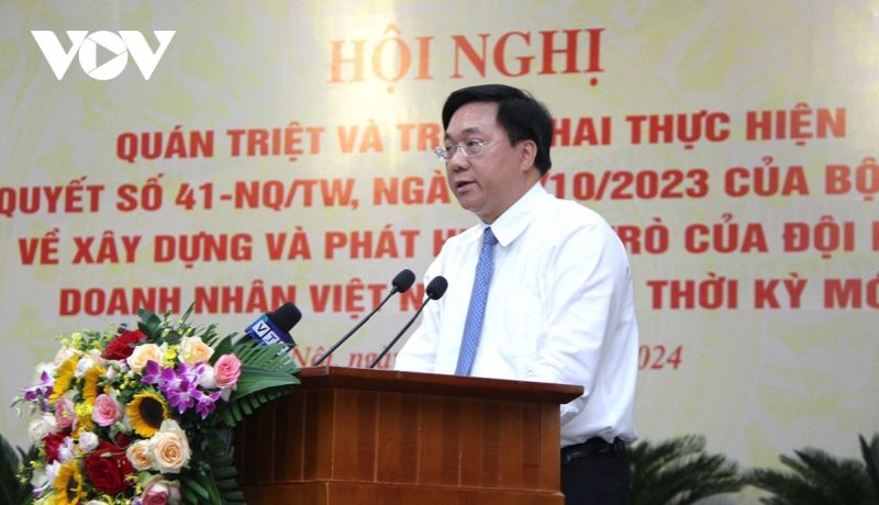 Ông Trần Duy Đông, Thứ Trưởng Bộ Kế họch và đầu tư trình bày báo cáo Chương trình hành động của Chính phủ thực hiện Nghị quyết 41.