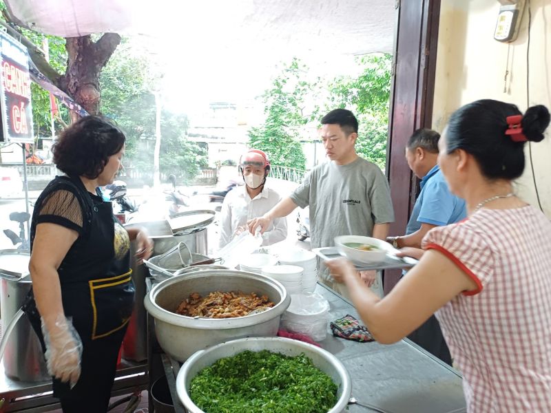 Bà Nguyễn Thị Minh tại quán ăn của gia đình buổi sáng sớm