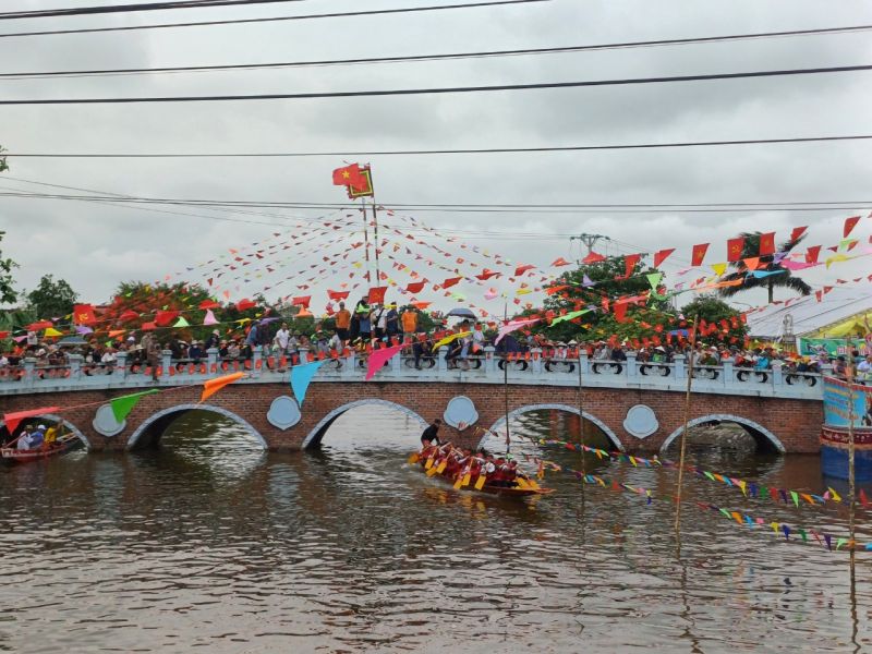 Theo thể lệ đua trải: Trên dòng Sông Vông cắm 2 tiêu ở 2 đầu, được quy ước gọi là phía Thượng Lưu và Hạ Lưu. Là 2 điểm để các đội thi đua trải khép kín