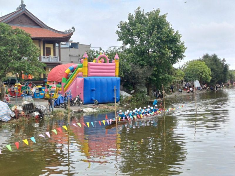 Hội thi bơi trải diễn ra trong các buổi chiều của 3 ngày trong lễ hội Đền Đồng Xâm