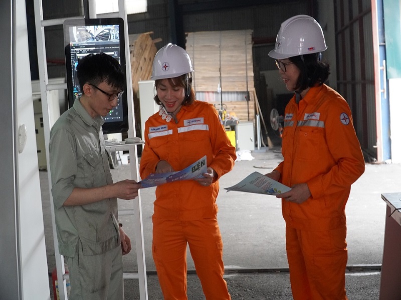1, 2 CBCNV PC Quảng Ninh tích cực tuyên truyền tiết kiệm điện tại các doanh nghiệp