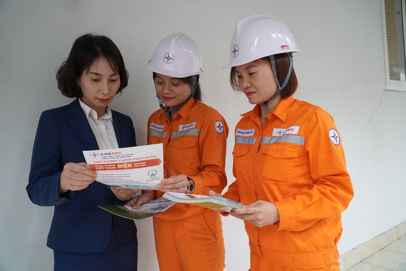 3,4 CBCNV PC Quảng Ninh tích cực tuyên truyền tiết kiệm điện tại các hộ gia đình