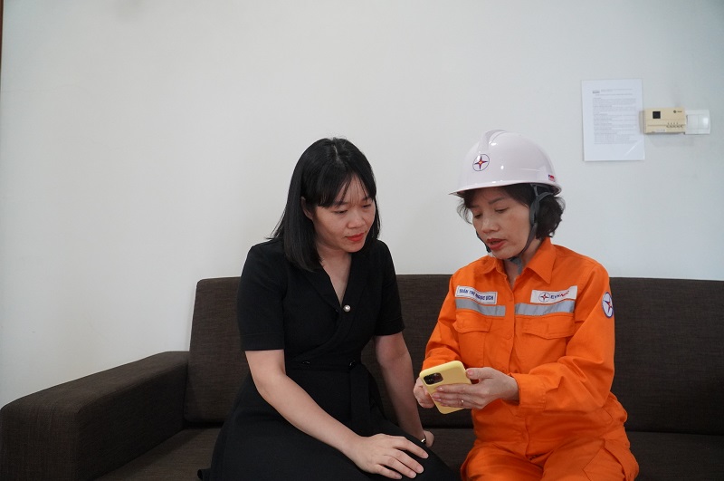 5 Công nhân PC Quảng Ninh tuyên truyền hướng dẫn khách hàng sử dụng App chăm sóc khách hàng, công cụ ước tính sản lượng