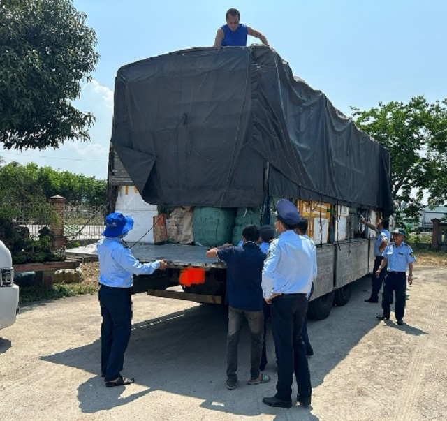 Lực lượng làm nhiệm vụ kiểm tra xe ô tô tải 66C-028xx. Ảnh: Nguyễn Anh Tú Lực lượng làm nhiệm vụ kiểm tra xe ô tô tải 66C-028xx. Ảnh: Nguyễn Anh Tú