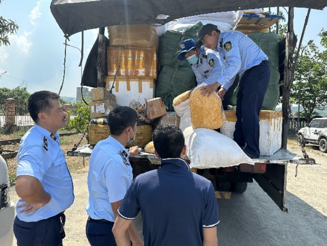 Cận cảnh lô hàng vi phạm. Ảnh: N-A. Tú Cận cảnh lô hàng vi phạm. Ảnh: N-A. Tú