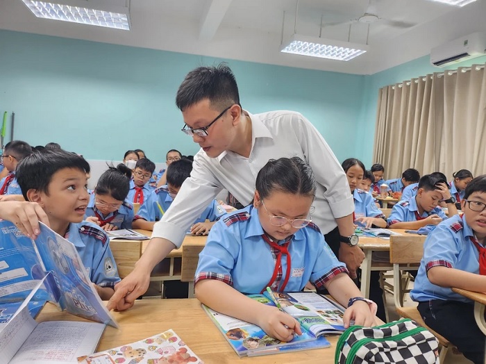 Học sinh Trường THCS Lý Tự Trọng, quận Gò Vấp trong một giờ học. Ảnh: Nguyễn Quyên