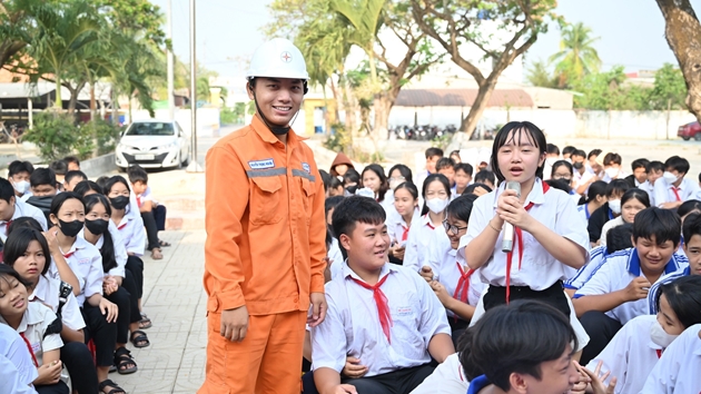 Học sinh Trường THCS Hưng Thạnh (huyện Tân Hưng, tỉnh Long An) tham gia buổi sinh hoạt tìm hiểu tiết kiệm điện