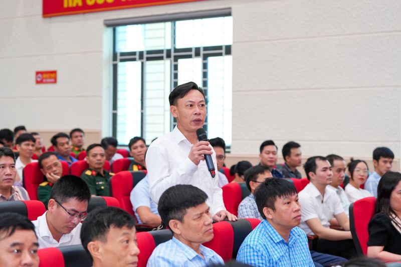 Cử tri huyện Kiến Thụy tham gia ý kiến tại buổi tiếp xúc.