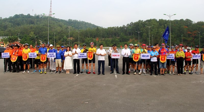 Các đại biểu và ban tổ chức tặng cờ lưu niệm cho các đoàn tham gia giải.