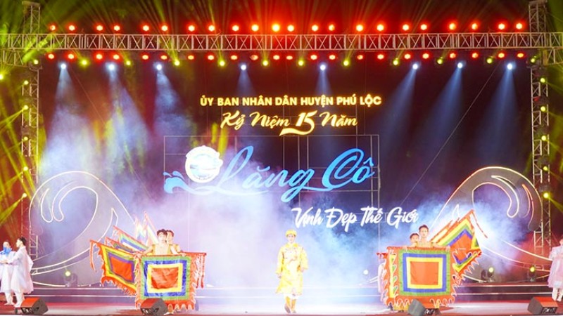 Rực rỡ, đầy sắc màu, đêm khai hội kỷ niệm 15 năm “Lăng Cô – Vịnh đẹp thế giới”