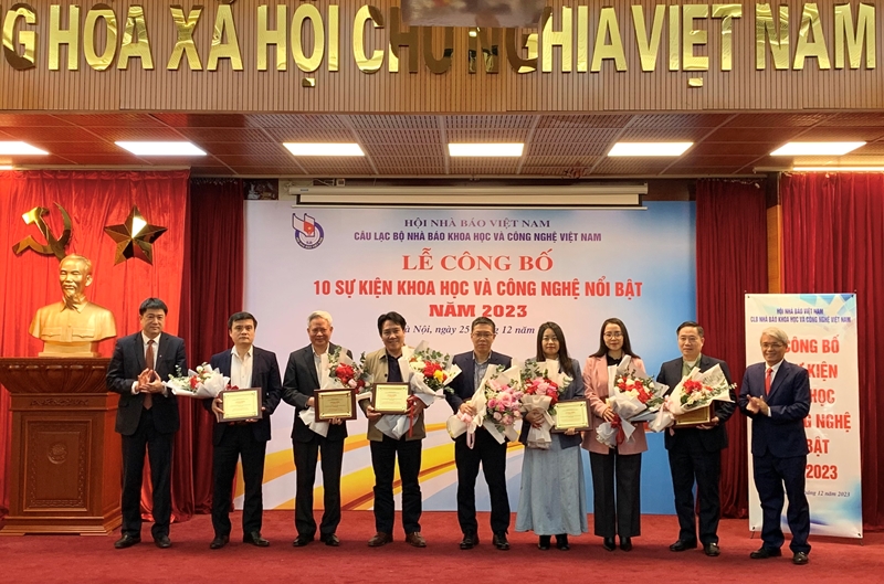 Ban Tổ chức trao chứng nhận 10 sự kiện KHCN nổi bật năm 2023 cho đại diện các cơ quan, đơn vị, tổ chức, cá nhân (Ảnh: dangcongsan.vn)