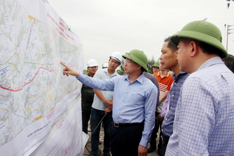 Ông Nguyễn Xuân Ký, Bí thư Tỉnh ủy, Chủ tịch HĐND tỉnh, kiểm tra tiến độ thi công dự án đường ven sông kết nối từ đường cao tốc Hạ Long - Hải Phòng đến TX Đông Triều (đoạn từ đường tỉnh 338 đến TX Đông Triều giai đoạn 1).