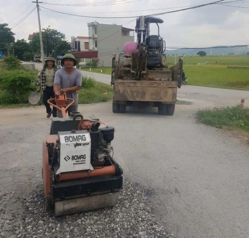 Đơn vị thi công đang sửa chữa đoạn nứt, lún trên bề mặt đê Mậu Khê