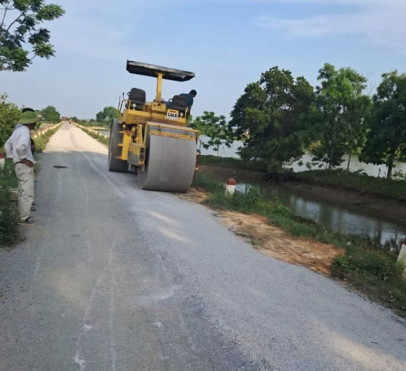 Mặt tuyến đê đã được sửa lại, thuận lợi hơn trong việc đi lại của người dân địa phương.