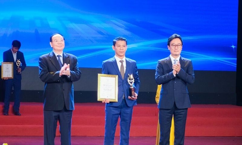 Ông Đào Viết Ánh - Tổng giám đốc Công ty cổ phần Xe khách Phương Trang - FUTA Bus Lines nhận danh hiệu 