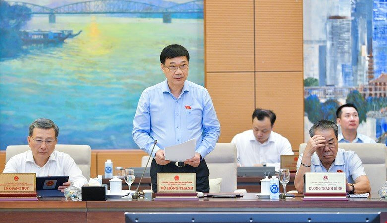 Ông Vũ Hồng Thanh báo cáo tại phiên họp.