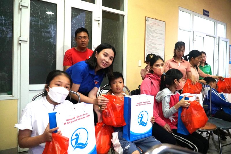 Đồng chí Vũ Thị Quỳnh – Bí thư Chi đoàn Trung tâm Công tác xã hội và Quỹ Bảo trợ trẻ em Hải Phòng tặng quà cho các tham gia chương trình phẫu thuật