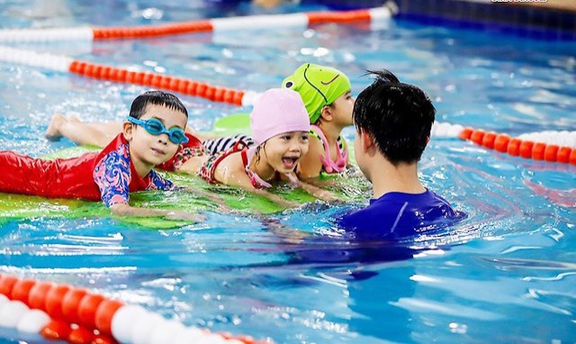 Dạy bơi cho trẻ em là một trong những biện pháp phòng chống đuối nước cần thiết.