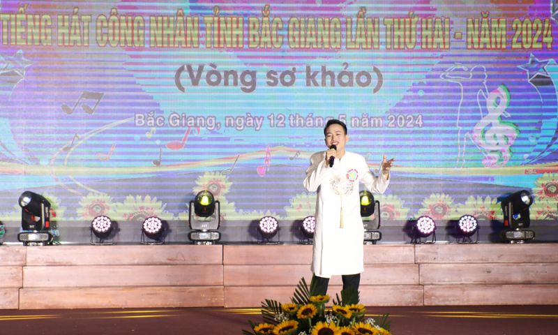 Thí sinh Dương Văn Đoàn, Công đoàn Công ty cổ phần May xuất khẩu Hà Phong (LĐLĐ huyện Hiệp Hòa) trình diễn ca khúc dự thi.